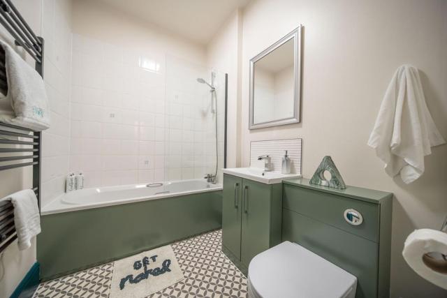 2 Bed Newly refurbished apartment, Free Parking, Pet Friendly