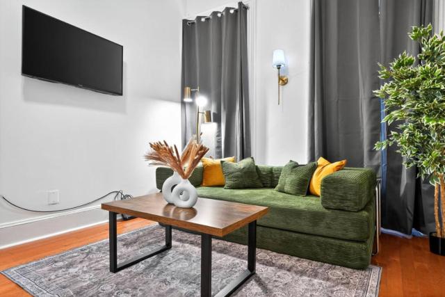 Sunny 1BR in Center City with King Sized Memory Foam Sofa Bed