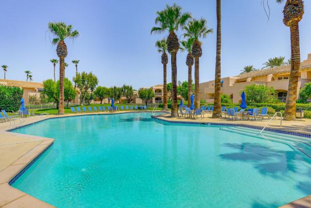 Stroll to Dtwn, Pools & Tennis: Palm Springs Condo