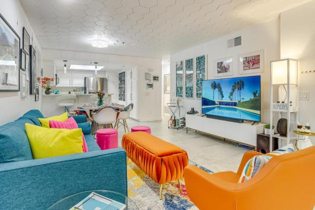 Stroll to Dtwn, Pools & Tennis: Palm Springs Condo