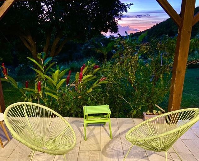 Ti Kaz Houelmont, Vue jardin tropical, proche plage de Rivière-Sens