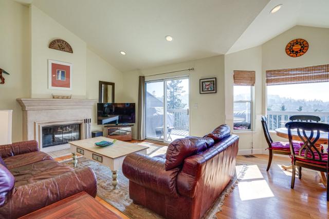 Mtn Views & Hot Tub: 4,300-Sq-Ft Oakland Retreat