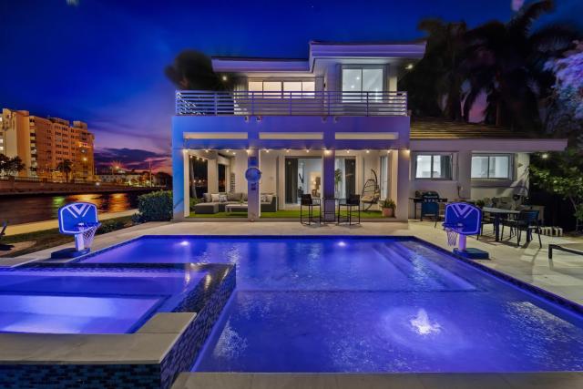 Waterfront Villa, Steps to Beach