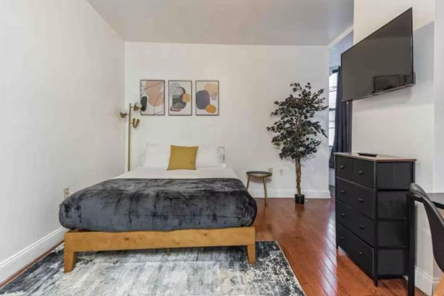 Cozy Studio across from Convention Center - 4R
