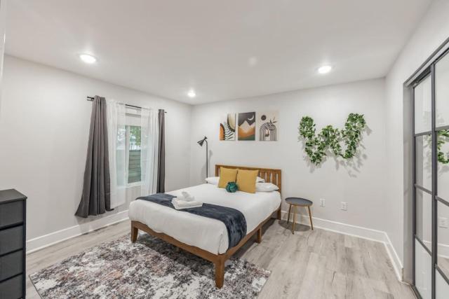 8 Minutes to DT - 1BR w Parking (103)