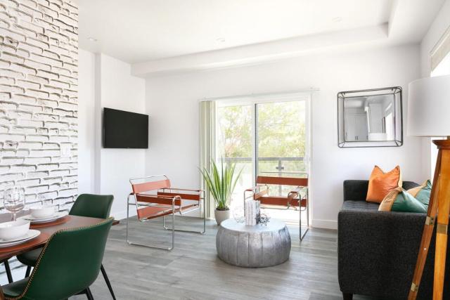 Spacious 4BR LA Getaway with Parking and Fast Wi-Fi