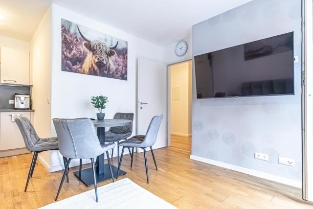 9-Min to City Center, Comfy 1BR and 1LR with Balcony