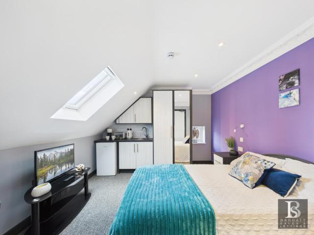 Luxury room's with ensuite and kitchen, parking in Slough Centre