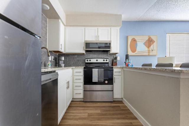 Landing Spectacular 1BD in Maryvale Village