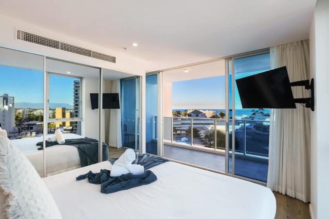 Residence Surfers Ocean and Pool Views