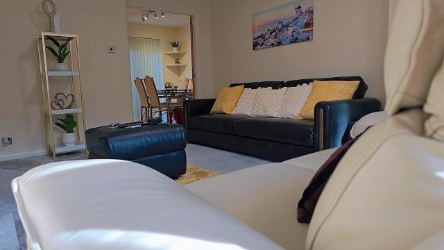 Modern luxury 3-bedroom guesthouse in Wigan