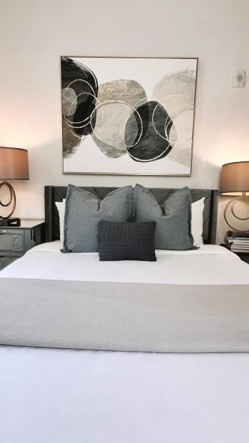 Extra-Large Downtown 5B2B Apt with Private Kitchen, Near Brown, Walk to Convention Center & PPAC