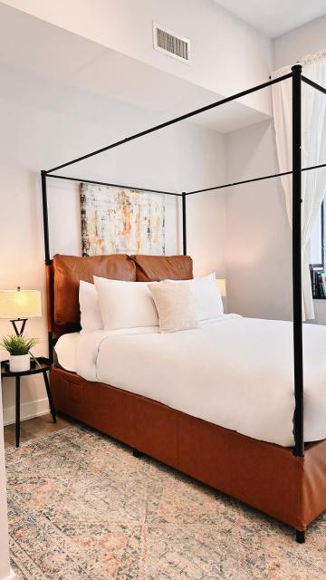 Extra-Large Downtown 5B2B Apt with Private Kitchen, Near Brown, Walk to Convention Center & PPAC