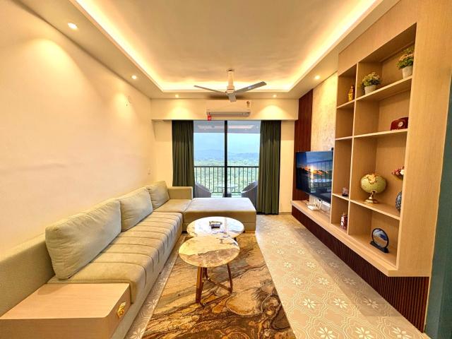 Sunlit 2BHK Serviced Apartment- Walk to Candolim Beach, Pool Access & River View