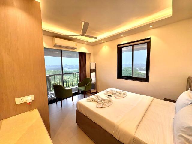 Sunlit 2BHK Serviced Apartment- Walk to Candolim Beach, Pool Access & River View