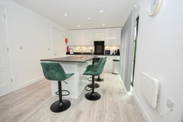 Modern 3BR & 2BA with Free Parking, Manchester M4