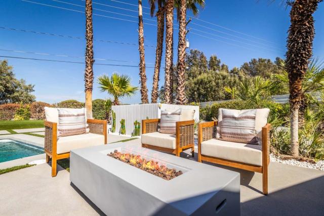 Iconic Sleeps 14 in Style Poolside Spa