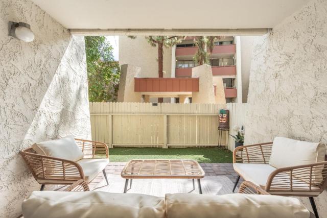 Walk to Old Town - 1BR Condo, Heated Pool and Patio