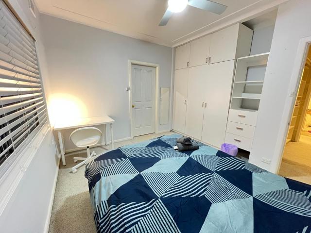 Cozy Queen Room in Two Story House - R2
