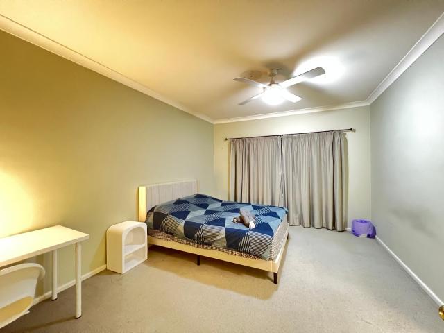 Spacious Queen Room in Two Story House - R3
