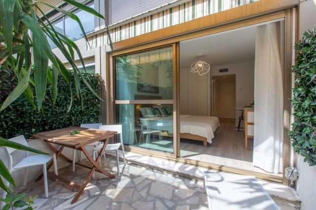 CENTRE PROMENADE Golden Square Terrace 1 min Walk to the Beach AC