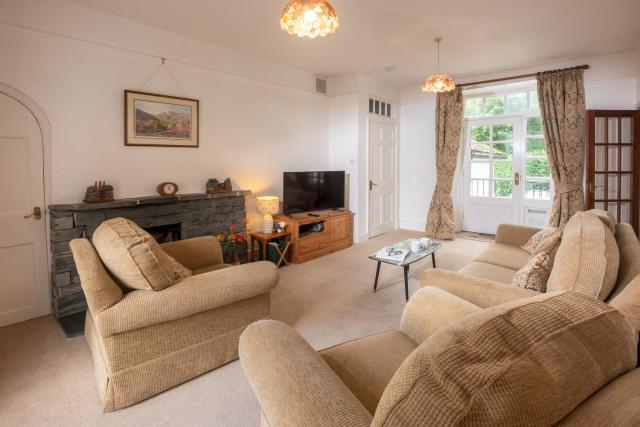 1 Croft Lodge