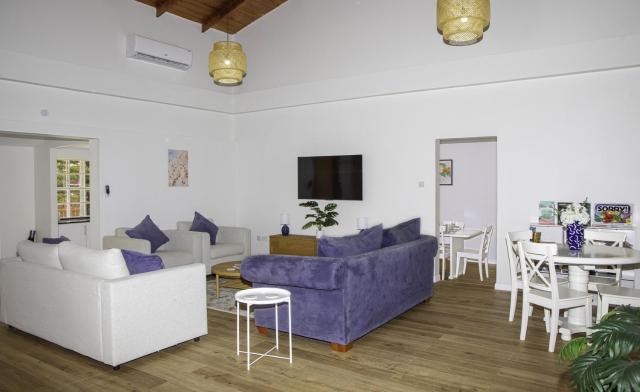 Hello Summer! 1-2 bedroom rate villa