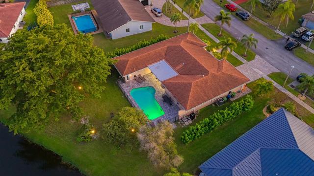 WatersEdge - Lakefront Beauty, Saltwater Pool