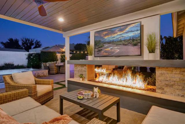 Pool & Spa, Fire Pit, BBQ, Walk to Old Town