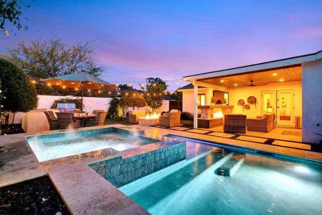 Pool & Spa, Fire Pit, BBQ, Walk to Old Town