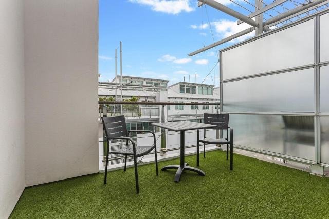 Sunny Studio Princes Wharf