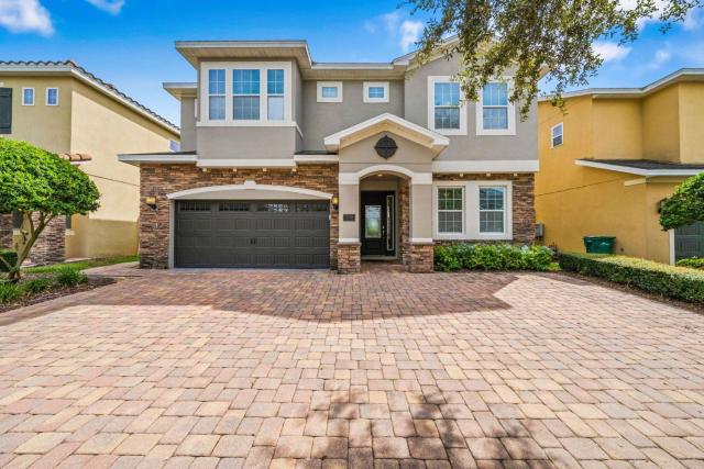 Sun-filled 10 Bdrm House with Backyard Pool at Encore
