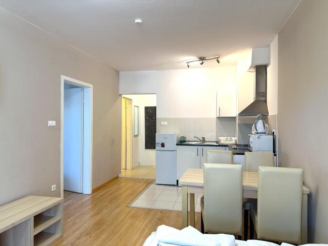 Prime Stay - Modern 1 Bedroom Apartment with 2 Balcony & Parking Included