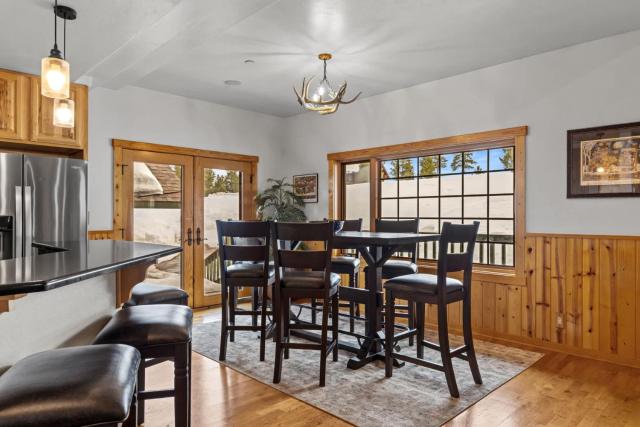 Big Sky Chalet Private Hot Tub plus Mountain Views