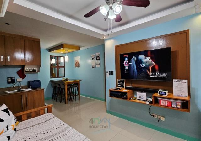 2BR Homey Staycation with Balcony in Parañaque for 4-6