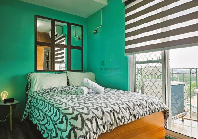 2BR Homey Staycation with Balcony in Parañaque for 4-6