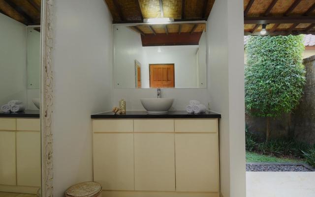 Superb, 800sqm, Pool and Garden Retreat