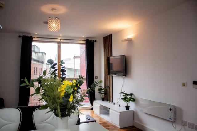2 Bedroom Apartment with City Views, Balcony & Free Parking