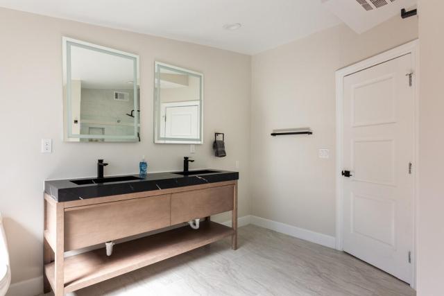Spacious 5 BR Brand New House LAX