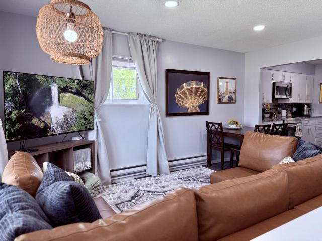 Quiet and Relaxing 2 Bedroom in Little Canada