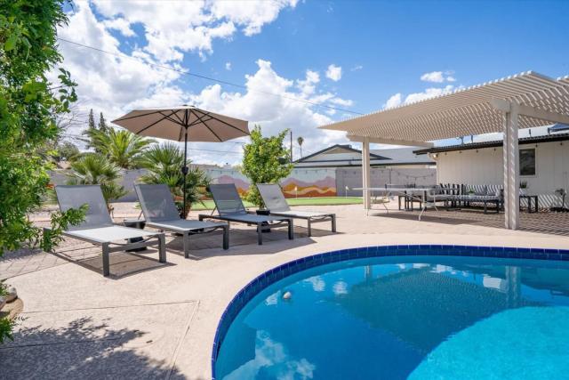 Massive Backyard - Pool, Hot Tub, Putting Green, & Fire Pit