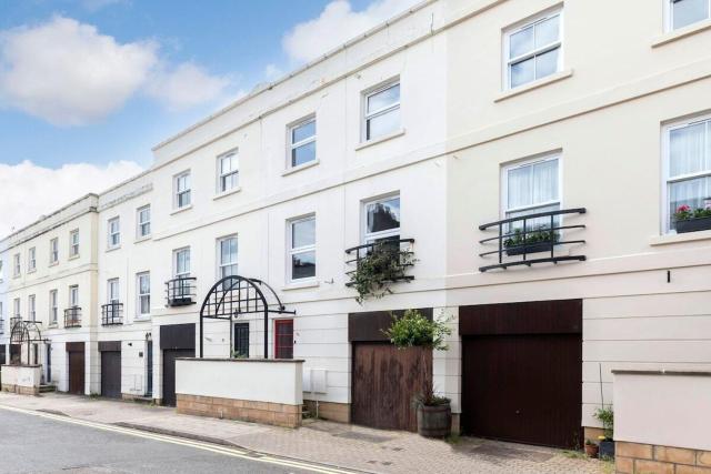 Central 2-Bed Modern Home with Garage