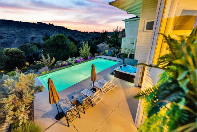 Epic Hillside Retreat Htd Pool HotTub Golf 4400sf