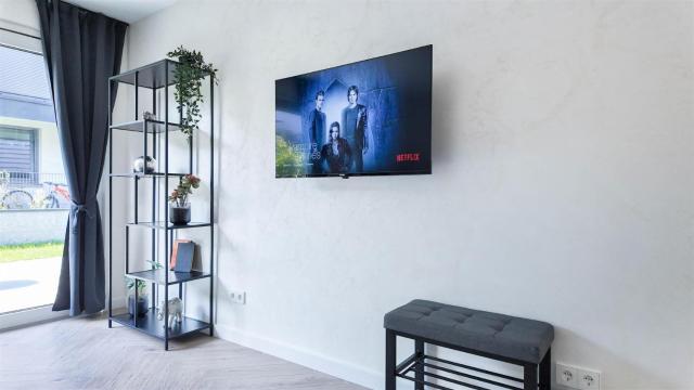 ALFA Stuttgart Doppelzimmer Teeküche Porsche Bosch l Gemeinschaftsbad WIFI SmartTV l Terrasse l Double room with kitchenette and shared bathroom l Terrace BS21A4