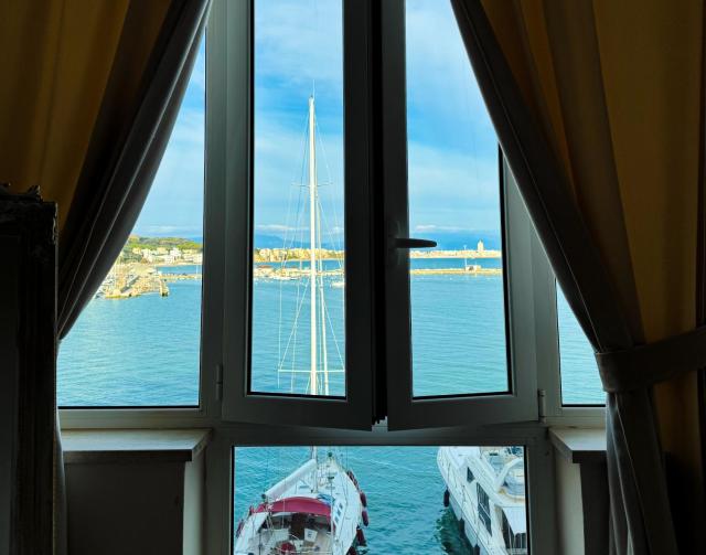 LA MAISON DU PORT - Superior Apartment, bright, glam, and refined with a wonderful sea view in Anzio city center