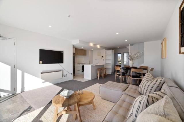 Chic City Apartment, Sleeps 7, Pool, Gym & 2 Parks