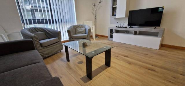 Spacious, Central Apt, sleeps 5