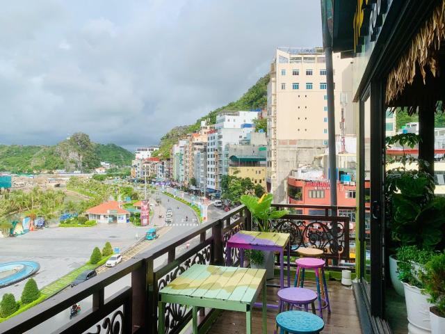 The Little Leaf CatBa Hostel & Rooftop Bar