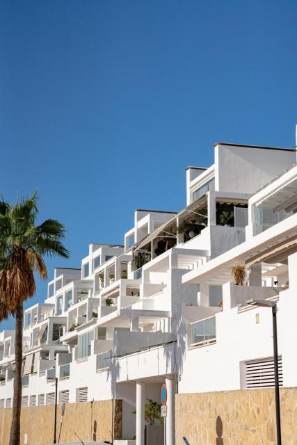 Stylish 2BR Apt | Balcony & Sea Views