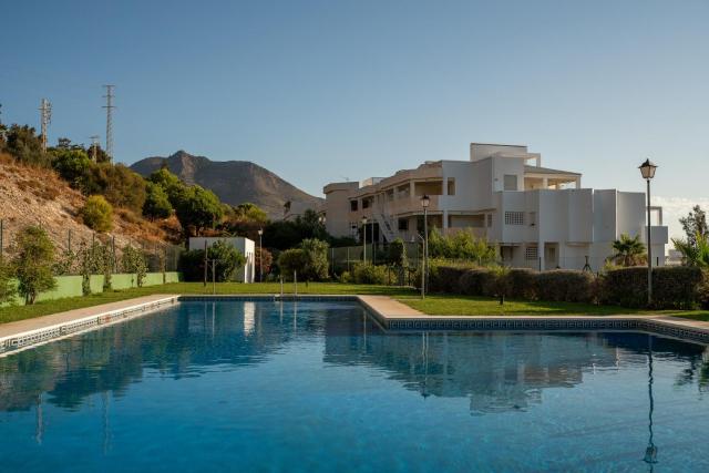Stylish 2BR Apt | Balcony & Sea Views